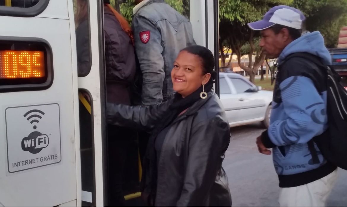 A diarista Maria Sales trabalha a 34 quilômetros de sua casa. Diarista, mobilidade urbana, ônibus, transporte público