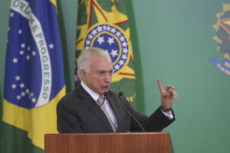 O presidente Michel Temer discursa durante cerimônia de assinatura da medida provisória que abre linha de crédito para as santas casas e hospitais filantrópicos, no Palácio do Planalto.