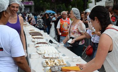 São Paulo - Moradores do Bixiga comemoram os 463 anos da cidade de São Paulo com o tradicional do bolo gigante (Rovena Rosa/Agência Brasil)