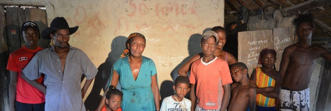 Cavalcante (GO) - Quilombo Kalunga, Comunidade Vão das Almas. Na foto, Dirani Francisco Maia, 45 anos, com a família