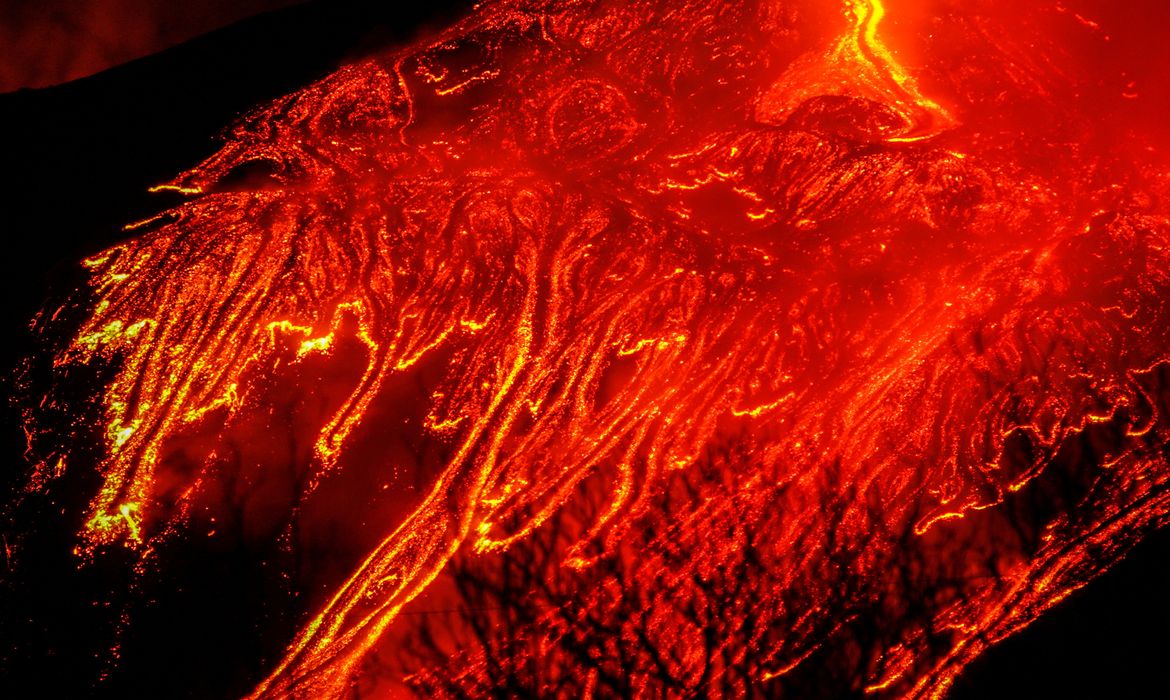 Etna, o vulcão mais ativo da Europa, entra em erupção novamente.

