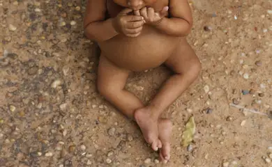 Criança indígena Yanomami  nos arredores da Casa de Saúde do Índio, que presta acolhimento aos indígenas trazidos em situação de emergência para Boa Vista