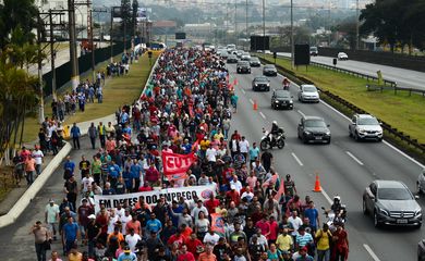 São Bernardo do Campo (SP) - Manifestação de trabalhadores da Mercedes-Benz em defesa do emprego bloqueia a Via Anchieta (Rovena Rosa/Agência Brasil)