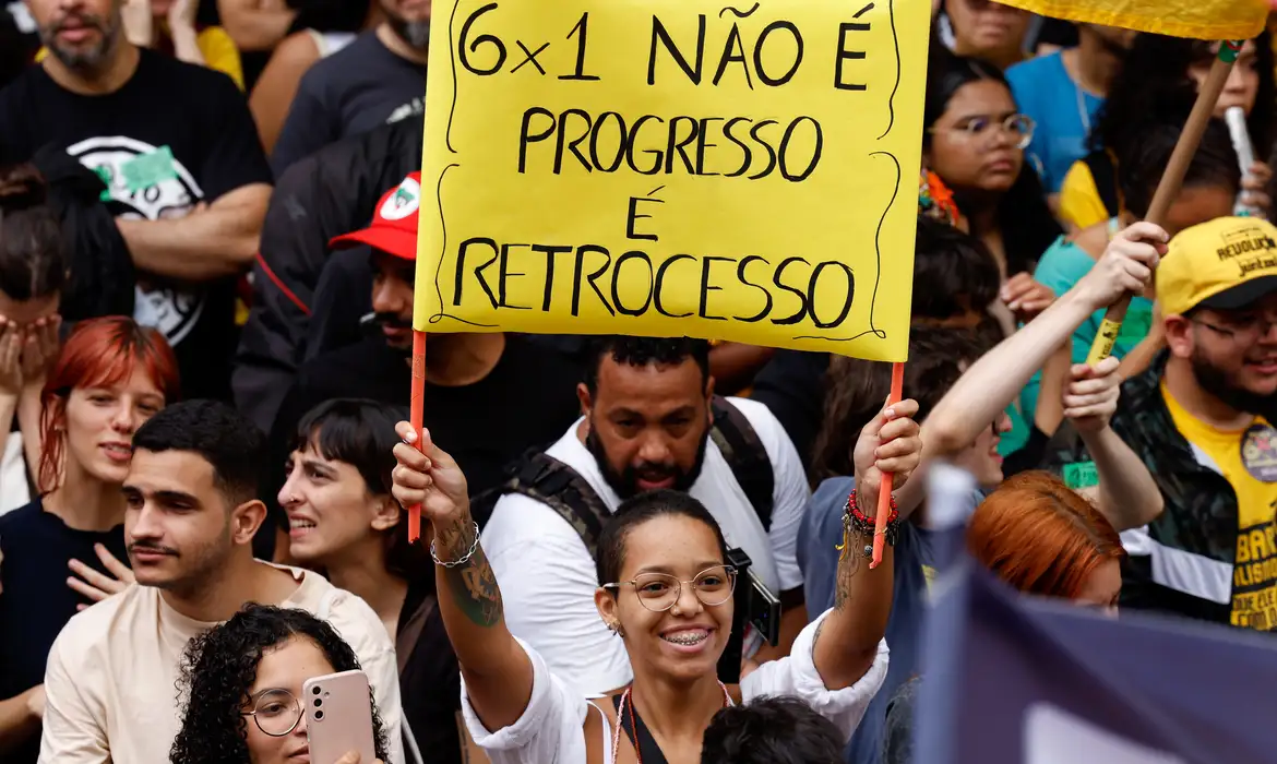 Rio de Janeiro (RJ), 15/11/2024 - Manifestantes se reunem em protesto pelo fim da jornada  de trabalho 6 x 1, na Cinelândia, centro da cidade. Foto: Tânia Rêgo/Agência Brasil
