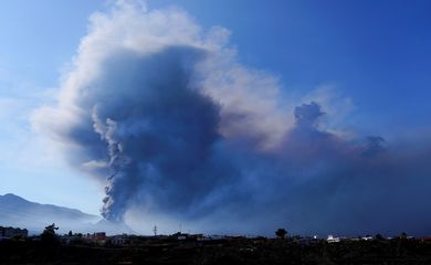 FILE PHOTO: The Cumbre Vieja volcano continues to erupt on the Canary Island of La Palma, as seen from El Paso