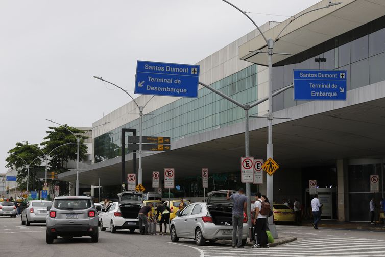 Movimento de passageiros no Aeroporto Santos Dumont no primeiro dia de greve dos aeronautas. 