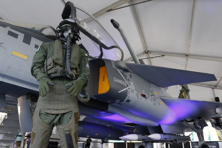 Réplica em tamanho real do novo caça multimissão F-39 Gripen, da Força Aérea Brasileira (FAB), em exibição na Fundação Getulio Vargas, em Botafogo.