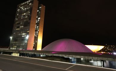 Brasília - Cúpula do Senado Federal iluminada na cor roxa em apoio à campanha de conscientização sobre o lúpus, que marca o Dia Mundial do Lúpus, no dia 10 maio (Valter Campanato/Agência Brasil)