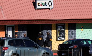 Agentes do FBI do lado de fora do Club Q, em Colorado Springs