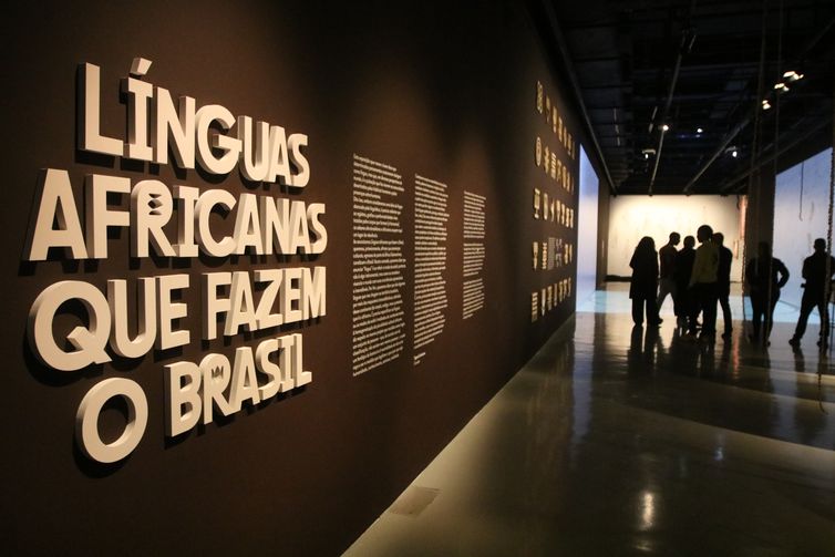 Rovena Rosa/Agência Brasil São Paulo (SP), 21/05/2024 - Mostra Línguas Africanas que Fazem o Brasil, com curadoria de Tiganá Santana, no Museu da Língua Portuguesa. Foto: Rovena Rosa/Agência Brasil