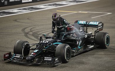 Lewis Hamilton sai de seu Mercedes depois do Grande Prêmio de Abu Dhabi de Fórmula 1