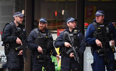 Polícia britânica vigia o Borough Market, em Londres, onde aconteceu um atentado terrorista no último sábado (3 de junho)