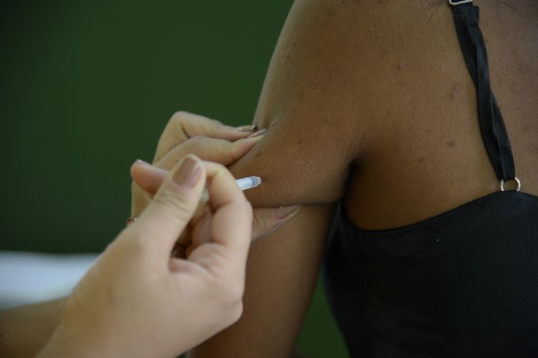 Rio de Janeiro - Rio Imagem abre posto de vacinação contra a febre amarela, no centro do Rio, com funcionamento das 7 às 22h. (Tomaz Silva/Agência Brasil)