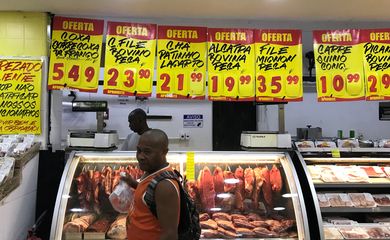 Consumidor compra carne em supermercado no Rio de Janeiro