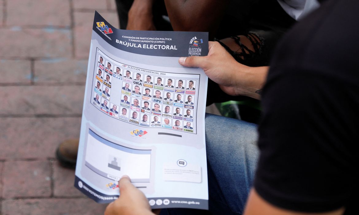 A man holds a flyer of the electoral ballot for the Presidential elections of July 28, in Caracas, Venezuela July 17, 2024. REUTERS/Leonardo Fernandez Viloria