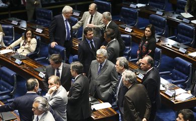 Brasília - Senado faz leitura da denúncia contra a presidenta Dilma Rousseff por crime de responsabilidade fiscal  (Fabio Rodrigues Pozzebom/Agência Brasil)