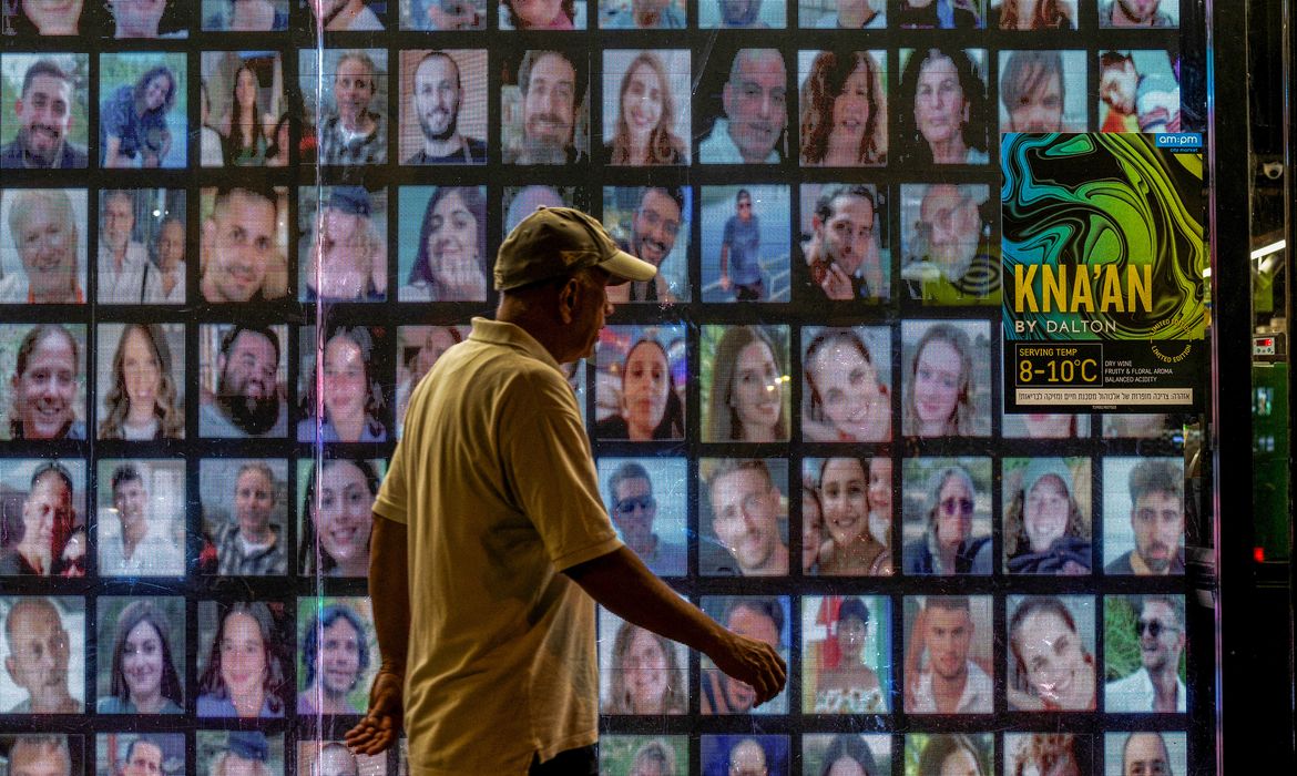 Fotos em Tel Aviv de reféns sequestrados em 7 de outubro
 31/5/2024    REUTERS/Marko Djurica