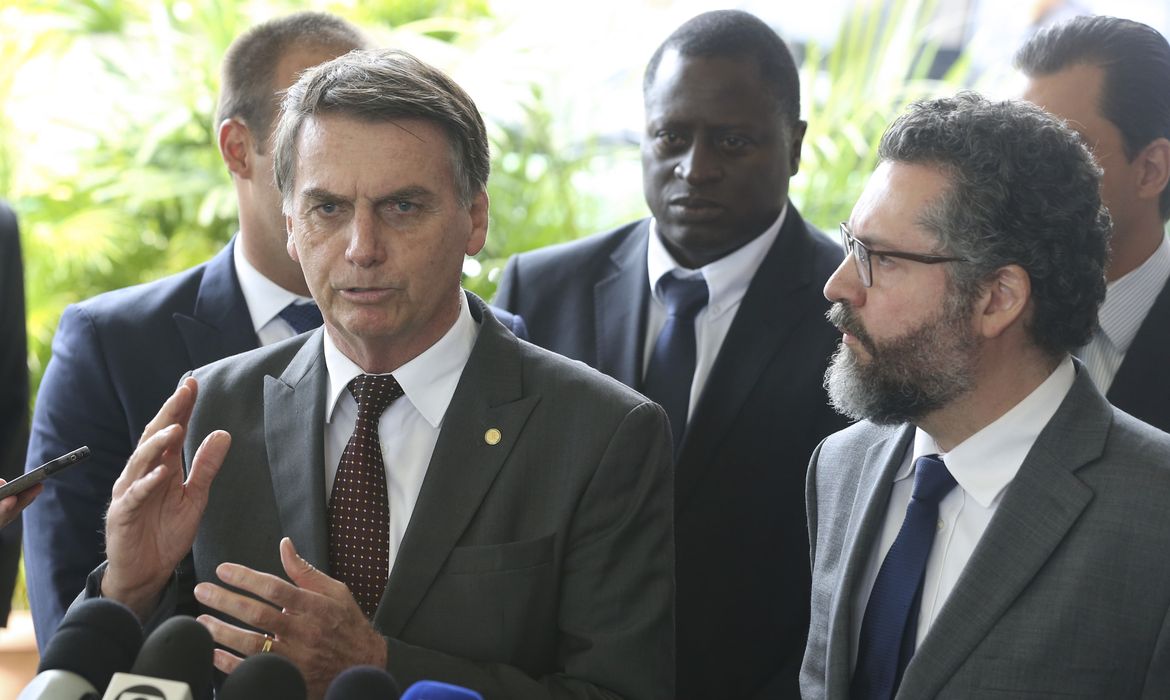 O presidente eleito Jair Bolsonaro e o futuro ministro das Relações Exteriores, embaixador Ernesto Fraga Araújo, concedem entrevista à imprensa no CCBB.