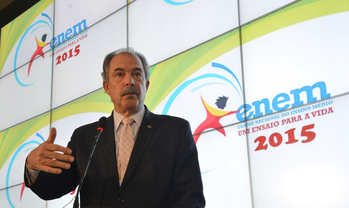 Brasília - O ministro Aloizio Mercadante, divulga o balanço do Exame Nacional do Ensino Médio (Enem) de 2015 (José Cruz/Agência Brasil)
