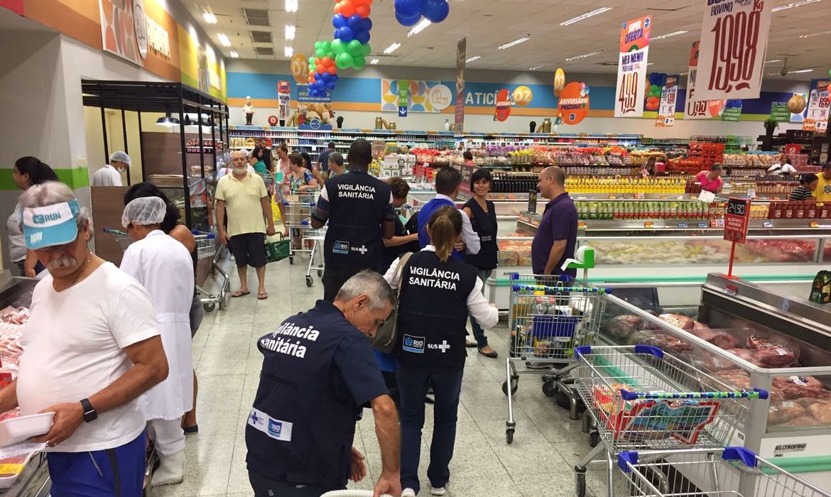 Técnicos da Vigilância Sanitária municipal do Rio recolheram amostras de carnes e derivados em grandes supermercados