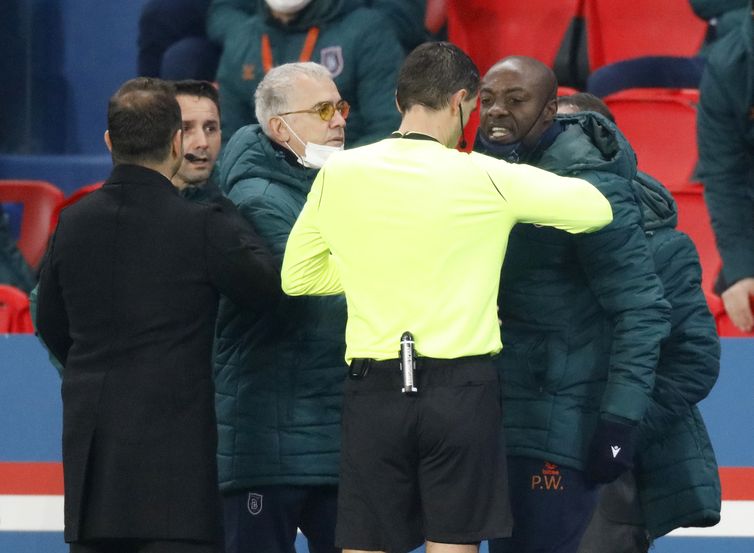 REUTERS/Charles Platiau/Direitos Reservados Árbitro romeno Ovidiu Hategan conversa com comissão técnica do Istanbul Basaksehir