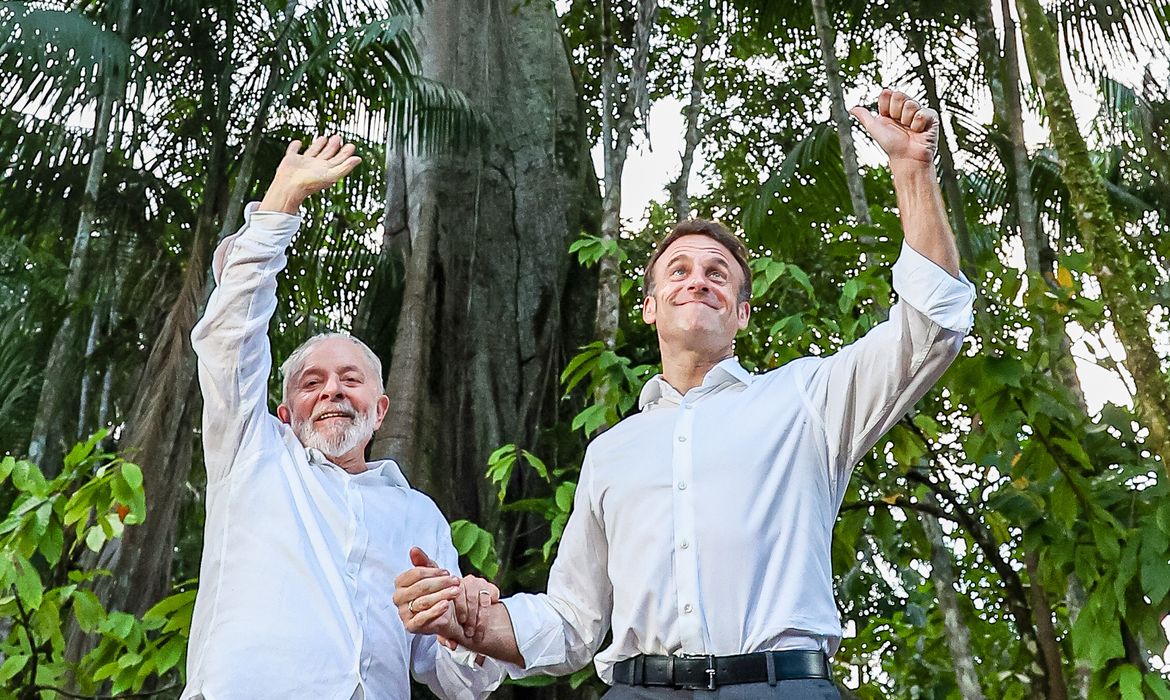 26.03.2024 - Presidente da República, Luiz Inácio Lula da Silva e o Presidente da República Francesa, Emmanuel Macron, junto à Sumaúma, a maior árvore da Amazônia, na Ilha Combu. Belém - PA. Foto: Ricardo Stuckert/PR