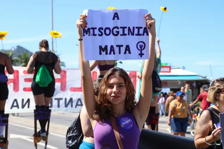 Rio de Janeiro (RJ), 29/07/2026 – O Levante Mulheres Vivas e movimentos sociais fazem manifestação em defesa do projeto de lei (PL 896/2023) que criminaliza a misoginia, na praia de Copacabana, na zona sul do Rio de Janeiro. Foto: Tomaz Silva/Agência Brasil