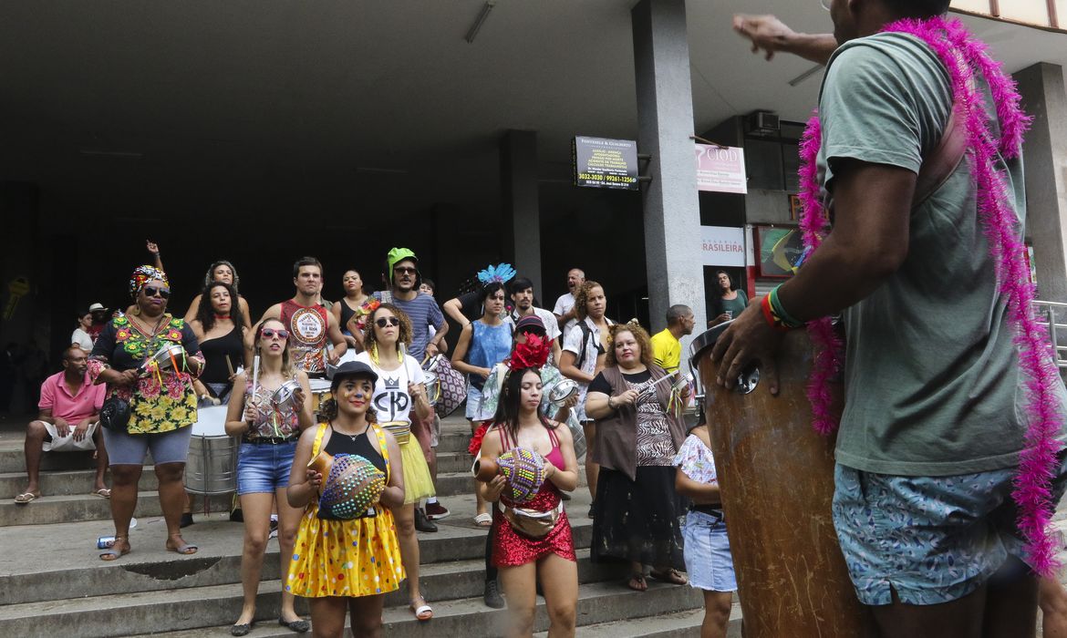 Bloco de carnaval Aparelhinho anima foliões no Setor Comercial Sul, em Brasilia.