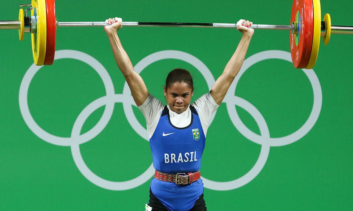 Rosane no levantamento de peso na categoria feminina até 53 quilos na Olimpíada Rio 2016.