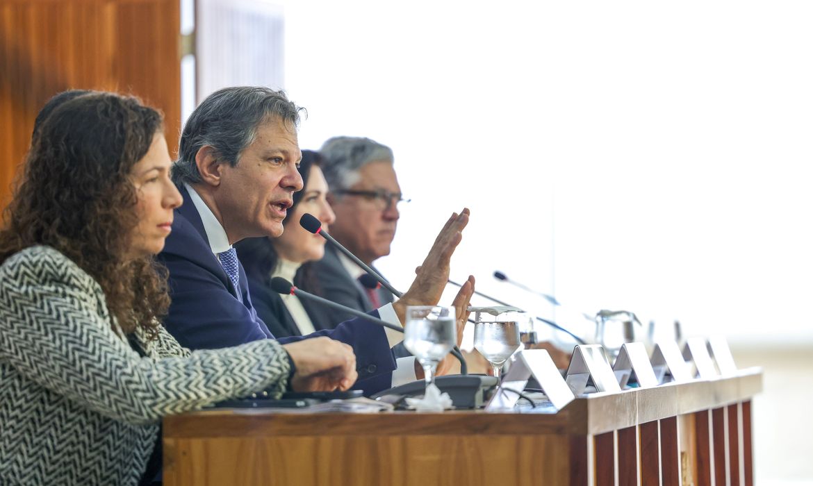 Brasília (DF) 28/11/2024 Os ministros, Esther Dweck (Gestão), Fernando Haddad (Fazenda), Rui Costa (Casa Civil), Simone Tebet (Planejamento), Alexandre Padilha (Relações Institucionais) e Paulo Pimenta (Sec.Comunicação), durante coletiva para explicar o pacote de corte gastos do governo Foto: Fabio Rodrigues-Pozzebom/ Agência Brasil