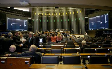Brasília - Sessão plenária da Câmara destinada a analisar e votar o projeto de recuperação fiscal dos estados endividados (Wilson Dias/Agência Brasil)