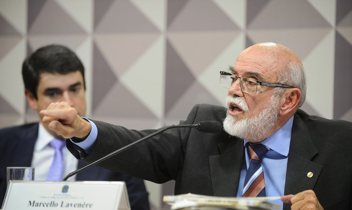 Brasília - O ex-presidente da Ordem dos Advogados do Brasil (OAB) Marcello Lavenère fala na Comissão Especial do Impeachment (Marcos Oliveira/Agência Senado)