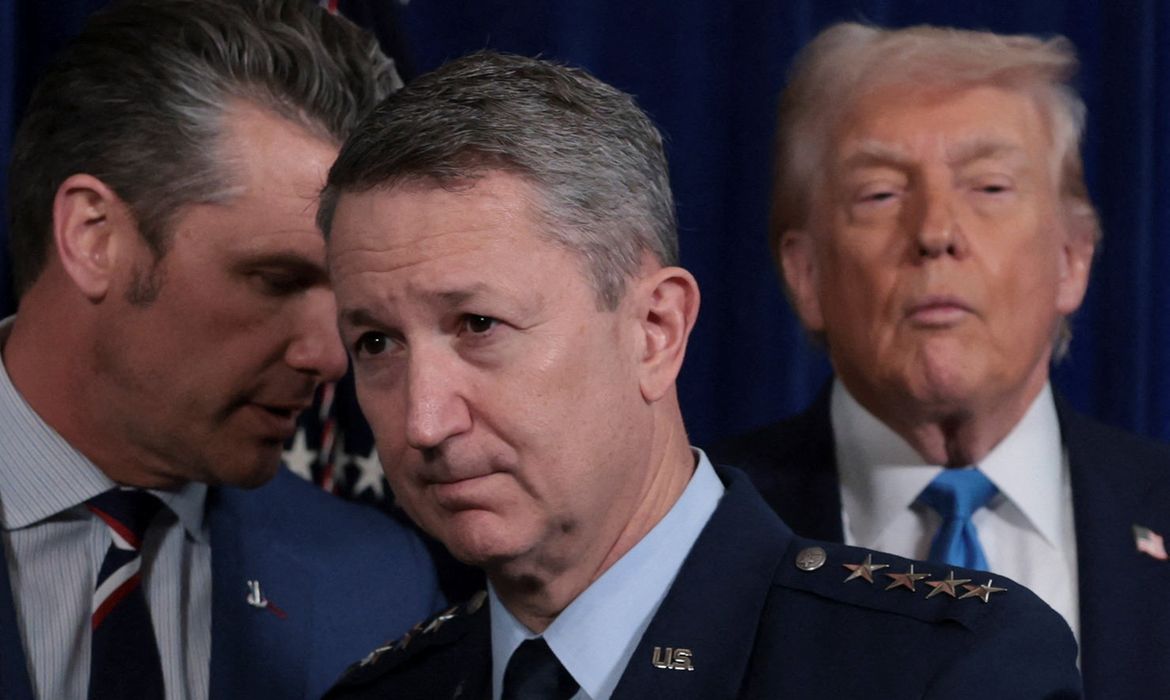 General Dan Caine, Chairman of the Joint Chiefs of Staff, U.S. President Donald Trump and Secretary of Defense Pete Hegseth attend a press conference following a U.S. strike on Venezuela where President Nicolas Maduro and his wife, Cilia Flores, were captured, from Trump's Mar-a-Lago club in Palm Beach, Florida, U.S., January 3, 2026. REUTERS/Jonathan Ernst