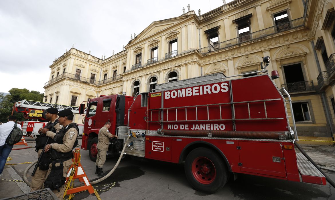 Museu Nacional do Rio de Janeiro continua interditado pela Defesa Civil após ter sido destruído por um incêndio na noite do último domingo. 