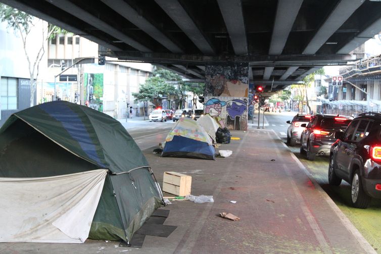 São Paulo (SP), 10/04/2023 - Barracas de pessoas em situação de vulnerabilidade social na rua Amaral Gurgel, embaixo do Elevado Presidente João Goulart, conhecido como Minhocão. Foto: Rovena Rosa/Agência Brasil