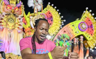 Rio de Janeiro (RJ), 12/02/2026 – Interprete de libras,  Natan Santos da Conceição  - Acessibilidade na avenida
Foto: Gabriel Trindade/Divulgação