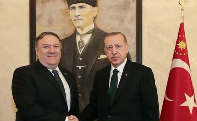 Presidente turco, Tayyip Erdogan, recebe o secretário de Estado norte-americano, Mike Pompeo 17/110/2018 Murat Cetinmuhurdar/Presidência/Divulgação via Reuters