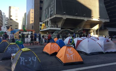 Manifestantes decidiram acampar na Avenida Paulista, que estava ocupada desde o fim da tarde de quarta-feira
