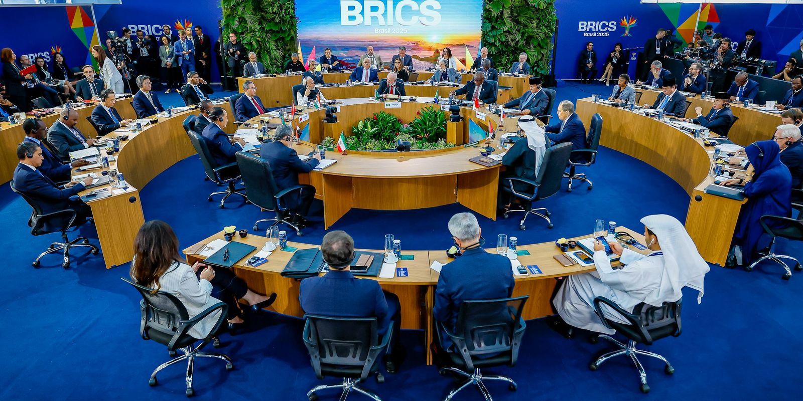 Brics pede renegociação de dívidas de países pobres dentro do G20 Brics pede renegociação de dívidas de países pobres dentro do G20