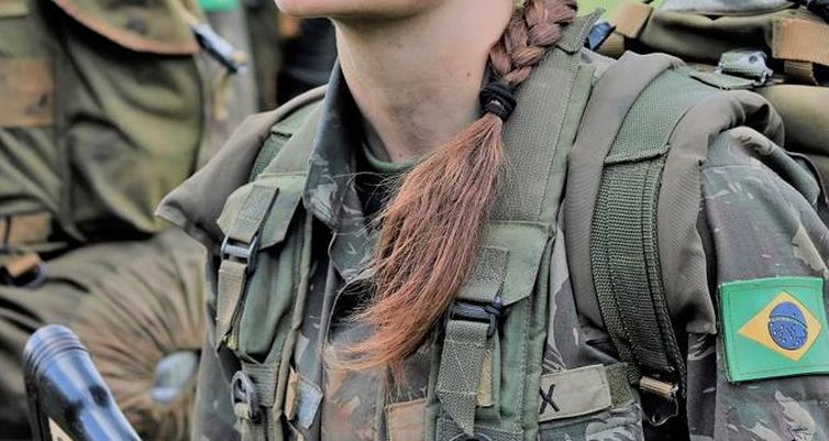 Como as mulheres podem ingressar na carreira militar