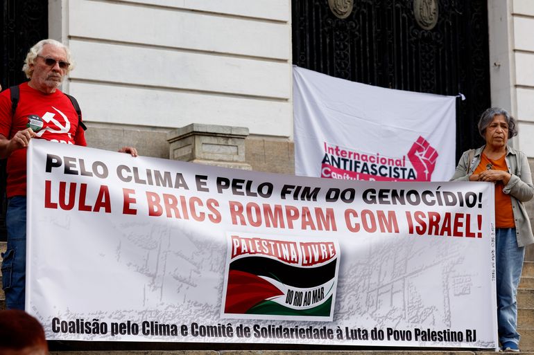 Rio de Janeiro (RJ), 07/07/2025 - Grupos ligados ao Comite de Solidariedade com a Luta do Povo Palestino fazem manifestação contra o genocídio do povo palestino na Faixa de Gaza e por uma Palestina livre, na Cinelândia, no centro da cidade.   Foto: Tânia Rêgo/Agência Brasil