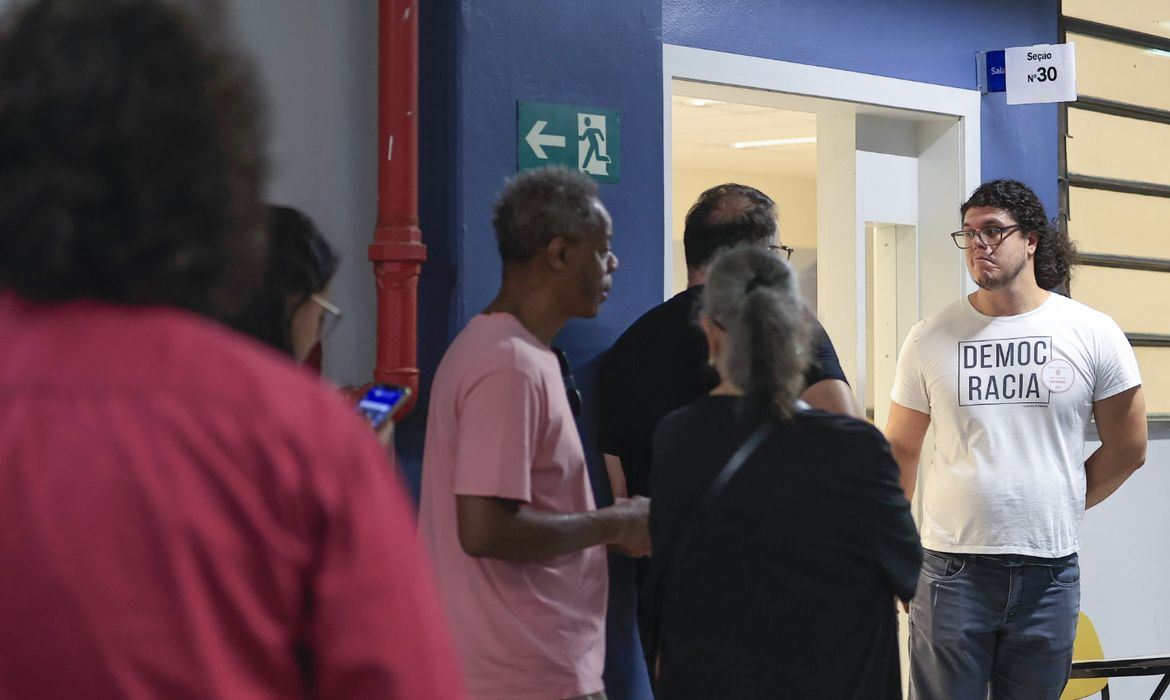 Eleitores têm até as 17h para escolher candidatos