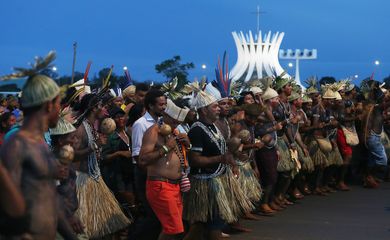 Brasília - Índios do Acampamento Terra Livre fazem nova manifestação na Esplanada dos Ministérios (José Cruz/Agência Brasil)