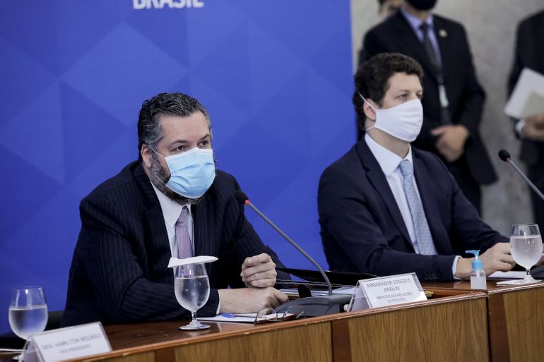 Os ministros de Relações Exteriores, Ernesto Araújo, e do Meio Ambiente, Ricardo Salles, durante coletiva de imprensa.