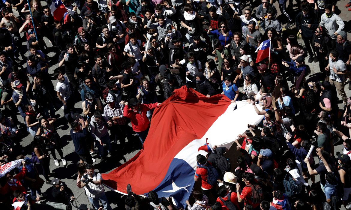 Protesto contra o modelo econômico do estado do Chile em Santiago

