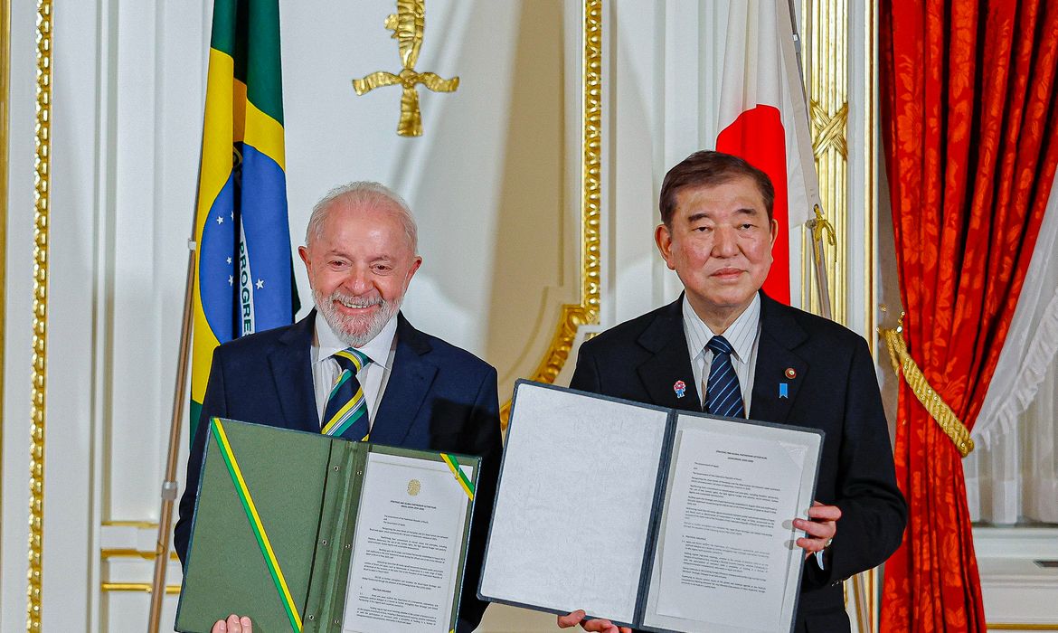 Presidente da República, Luiz Inácio Lula da Silva e o o Primeiro-Ministro do Japão, Shigeru Ishiba, durante a cerimônia de anúncio de plano de ação e menção aos atos previamente assinados, na sala Hagoromo-no-Ma, do Palácio Akasaka. Tóquio - Japão.  Foto: Ricardo Stuckert / PR