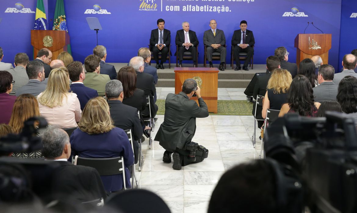 Brasília - O presidente Michel Temer participa da cerimônia de liberação de recursos para o Programa Mais Alfabetização para estados e municípios, no Palácio do Planalto (Antonio Cruz/Agência Brasil)