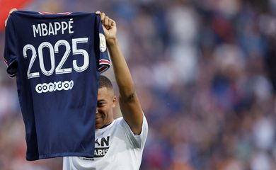 Atacante Kylian Mbappé segura  camisa em comemoração à sua renovação de contrato com Paris Saint-Germain antes de partida contra o Metz pelo Campeonato Francês