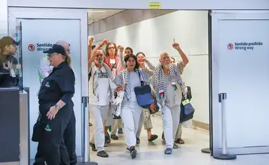 São Paulo (SP), 09/10/2025 - Chegada dos integrantes da delegação brasileira da Flotilha Global Sumud ao aeroporto internacional de Guarulhos. Foto: Rovena Rosa/Agência Brasil