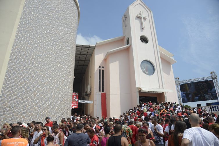 Fiéis lotam a igreja de São Jorge, em Quintino, na zona zorte do Rio de Janeiro em comemoração ao dia do Santo.